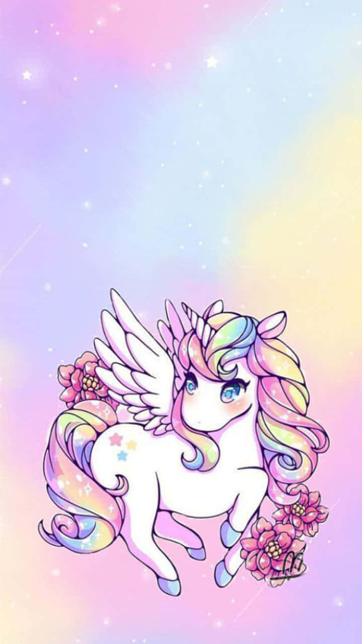  壁紙 — 一隻可愛的卡通有翼獨角獸，擁有彩虹鬃毛和尾巴，在粉彩雲朵和星星之間漂浮。