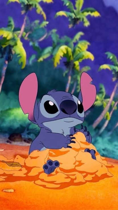 藍色外星人史迪奇在黃昏時在棕櫚樹下的橙色沙中玩耍。 — Stitch 壁紙