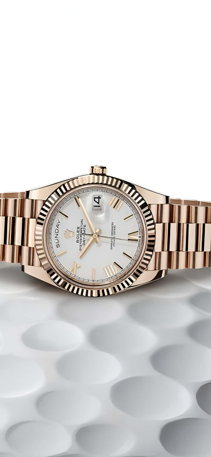  壁紙 — 一隻玫瑰金勞力士Oyster Perpetual Date手錶優雅地放置在帶有柔和陰影的紋理白色表面上。