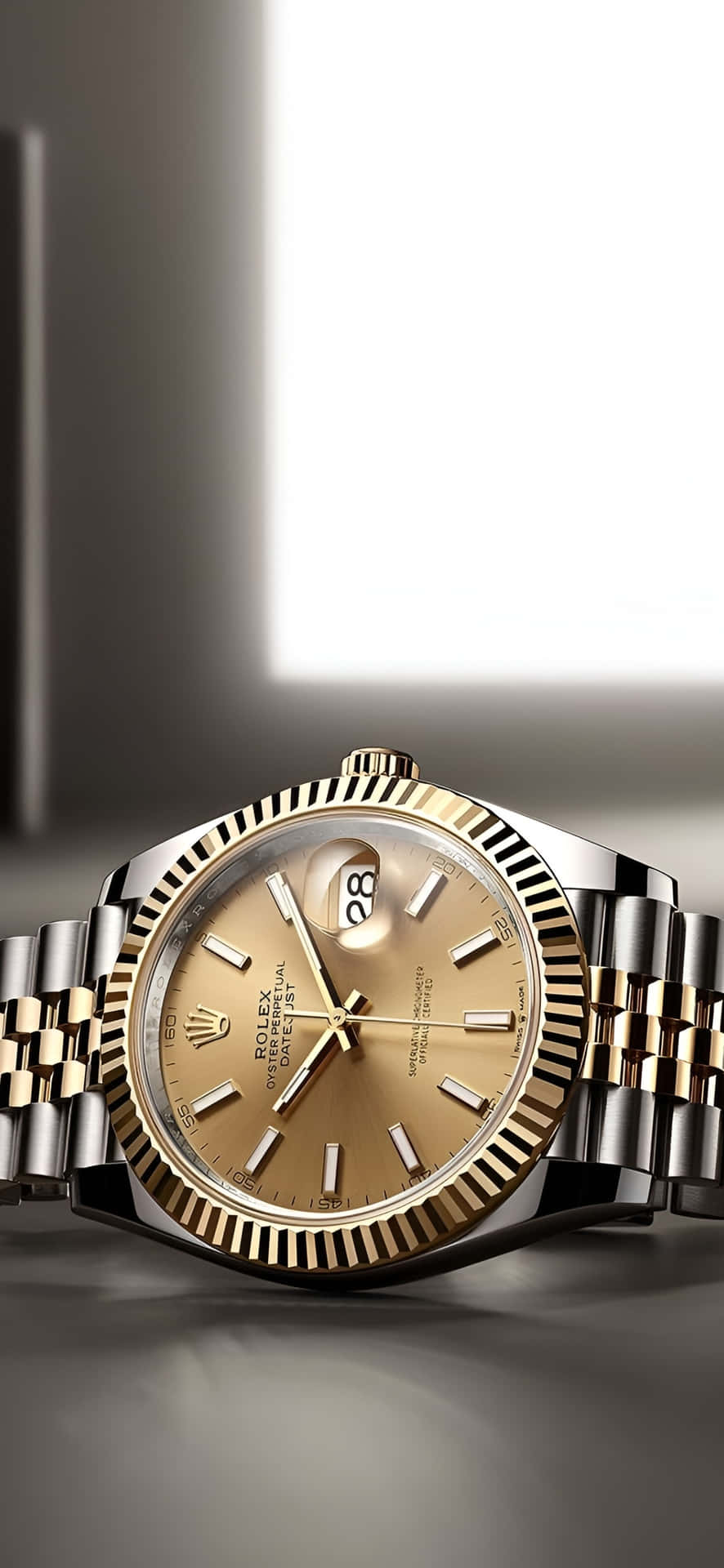  壁紙 — 一隻奢華的金色和鋼製勞力士 Datejust 手錶在柔和的工作室燈光下閃耀，背景模糊現代。