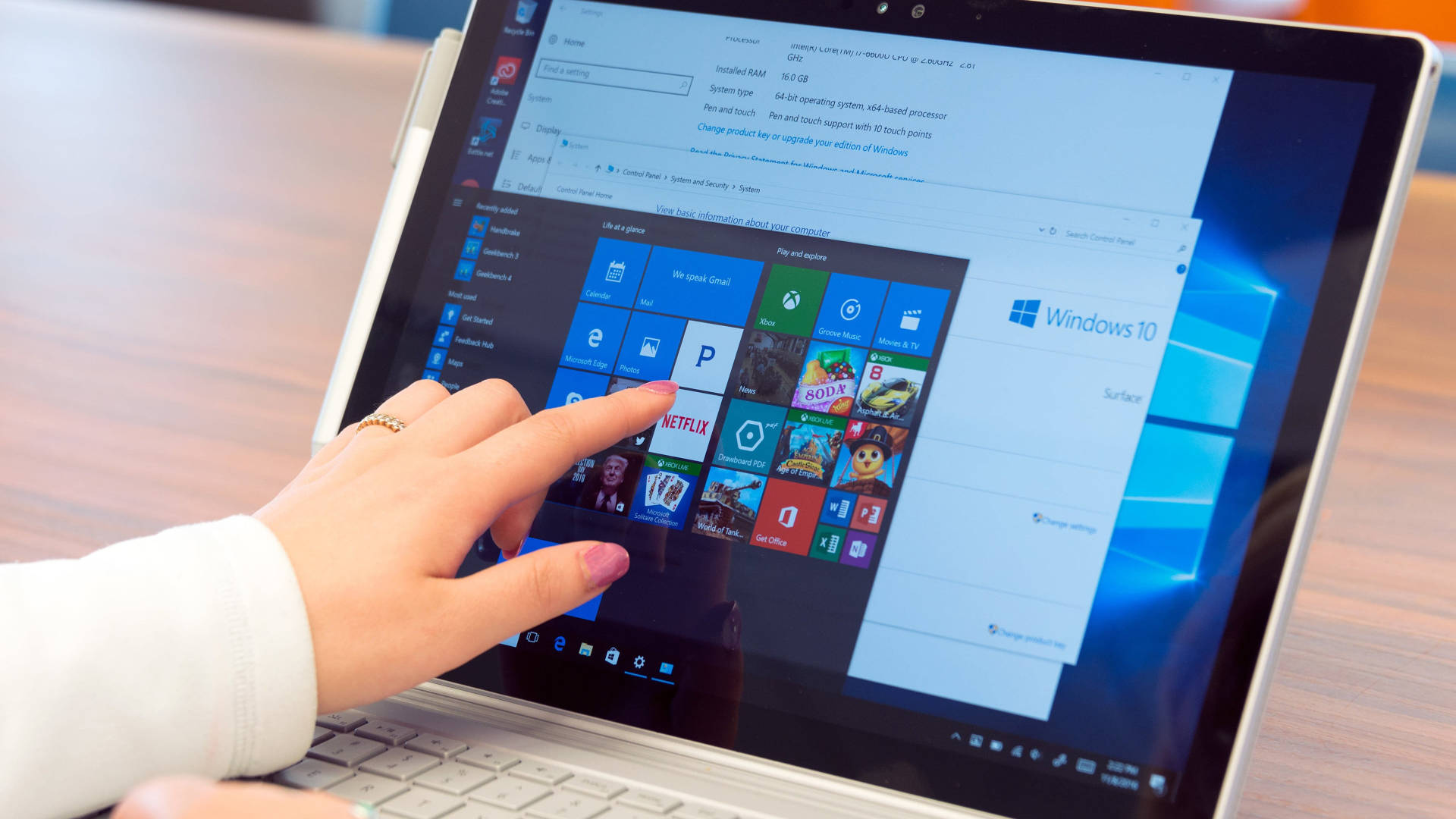 使用Windows 10平板電腦選擇應用程式的人。 — 平板電腦 壁紙