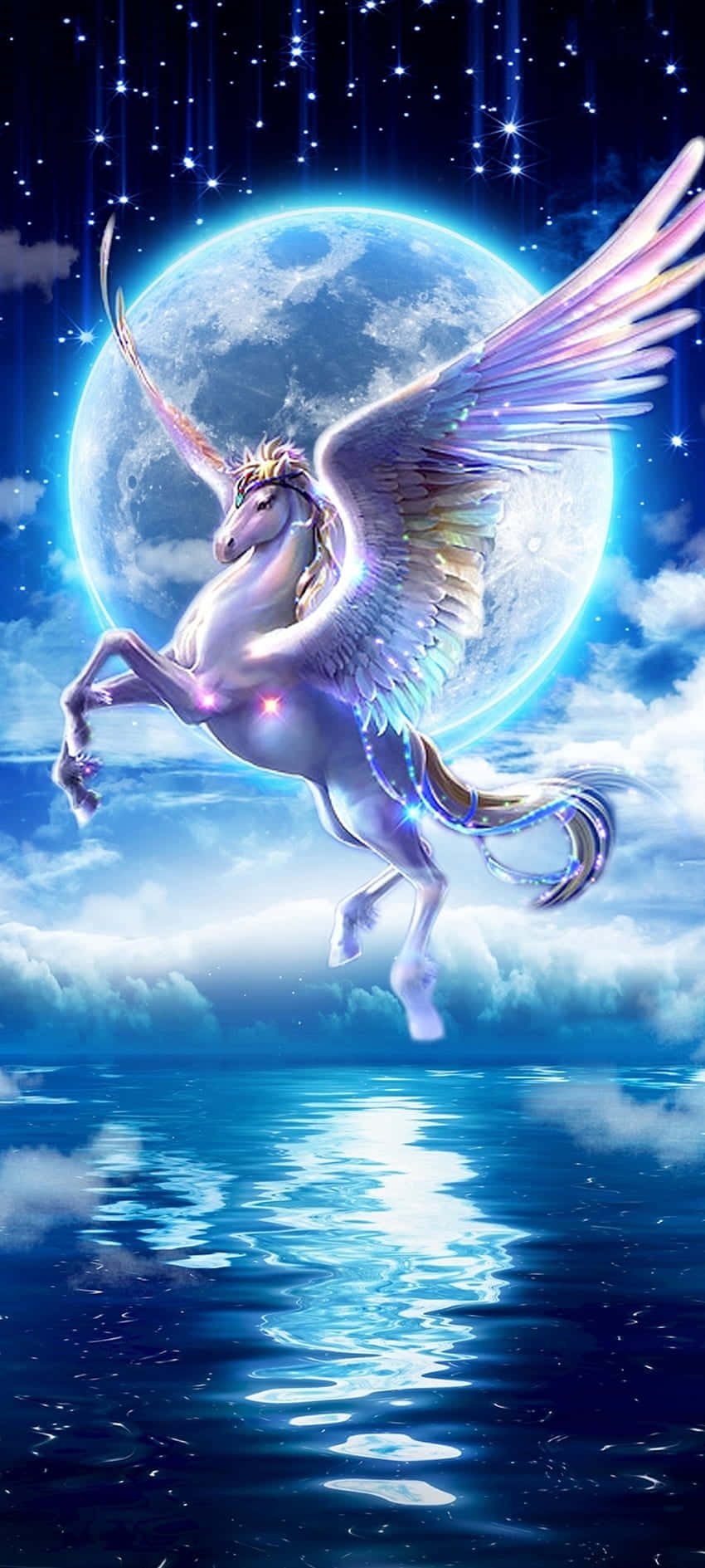  壁紙 — 一隻雄偉的飛馬在繁星點點的夜空中奔馳，背後有一輪發光的月亮，它的倒影在下面的海洋中閃爍。