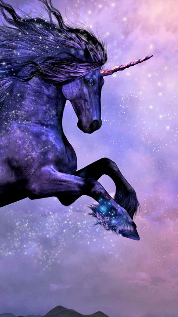  壁紙 — 一隻雄偉的宇宙獨角獸，擁有星塵鬃毛和角，在夢幻的紫色銀河天空中奔騰。