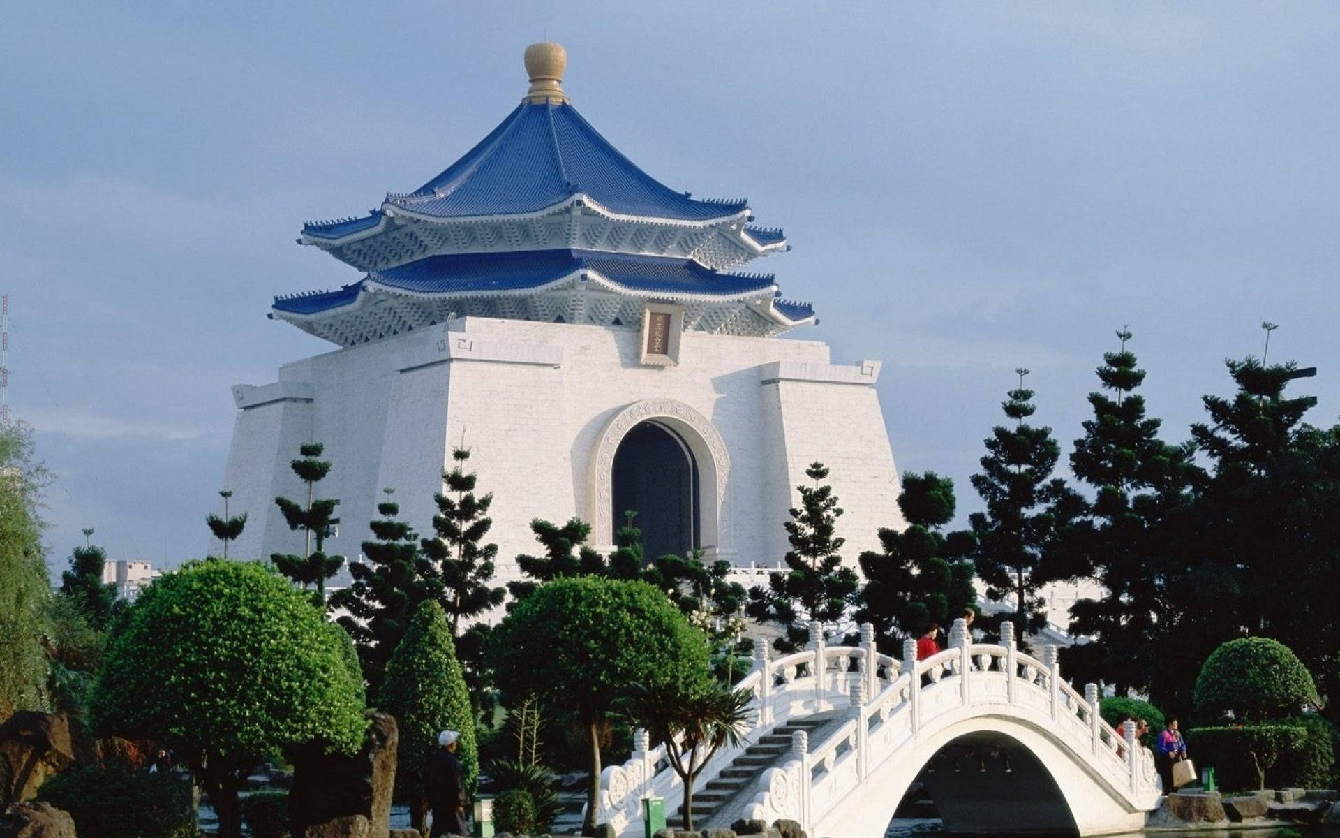 白色紀念碑，藍色屋頂和拱橋，園林景觀 — 台灣 壁紙