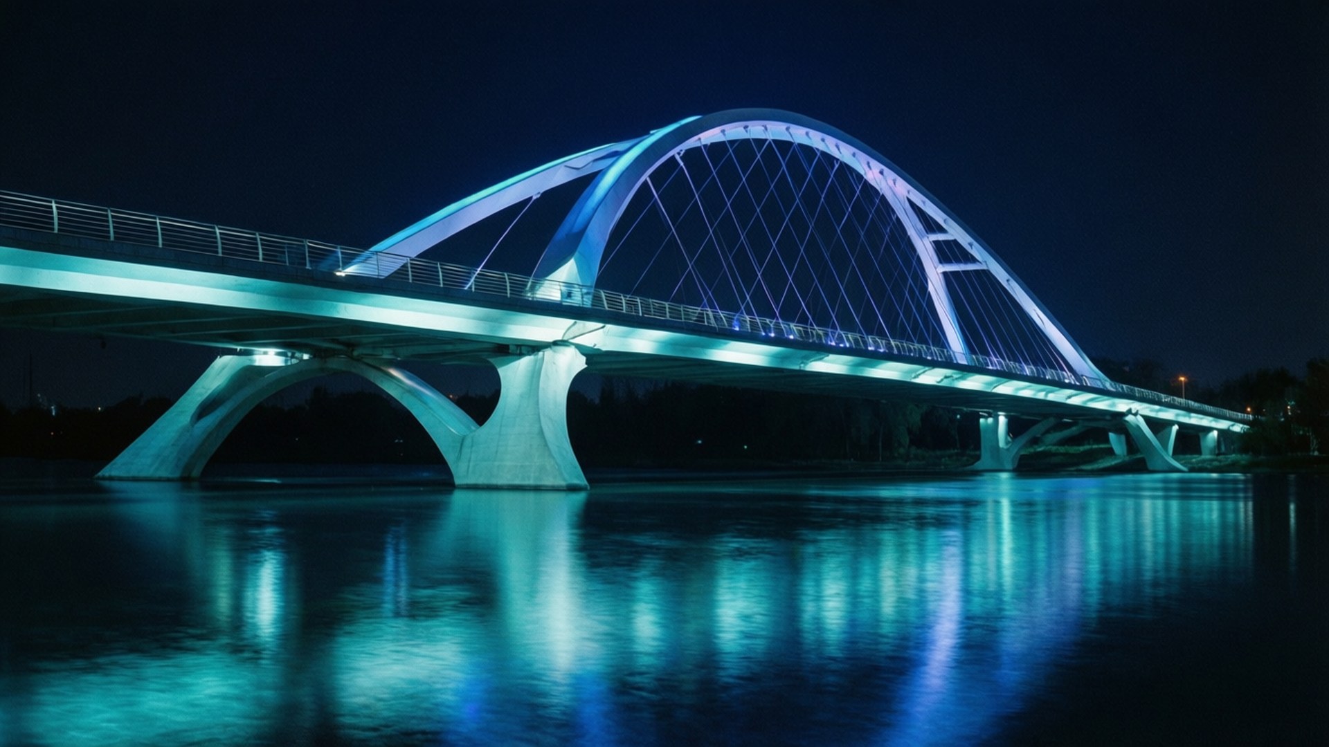 Modern Bridge Glow 壁紙 — 一座現代拱橋在漆黑的夜空下，在平靜的水面上發出藍光。