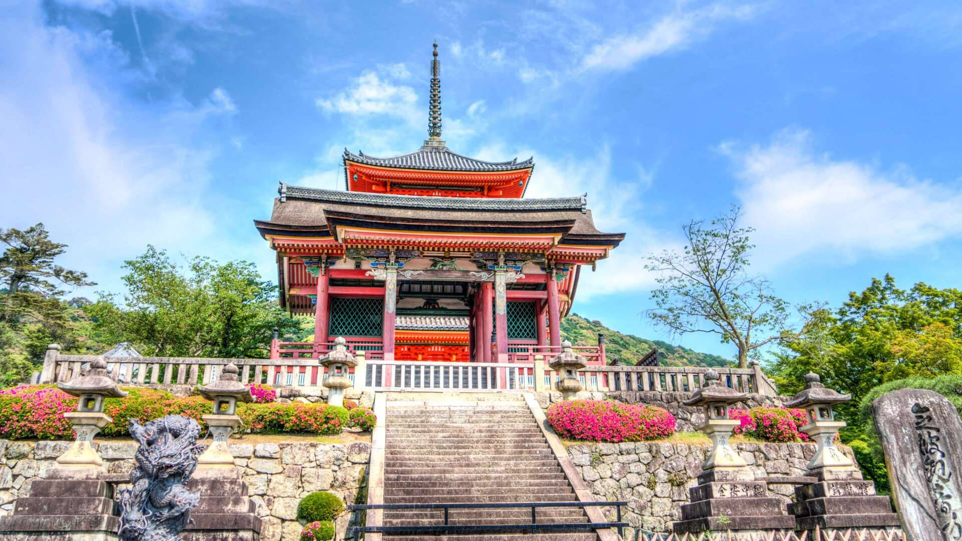 紅色日本寺廟，石階和粉紅色花朵，藍天 — 京都 壁紙