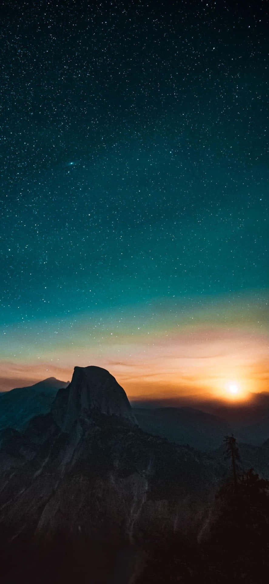 山峰在星空暮色天空下，地平線發光 — iPhone 11 Pro Max 壁紙