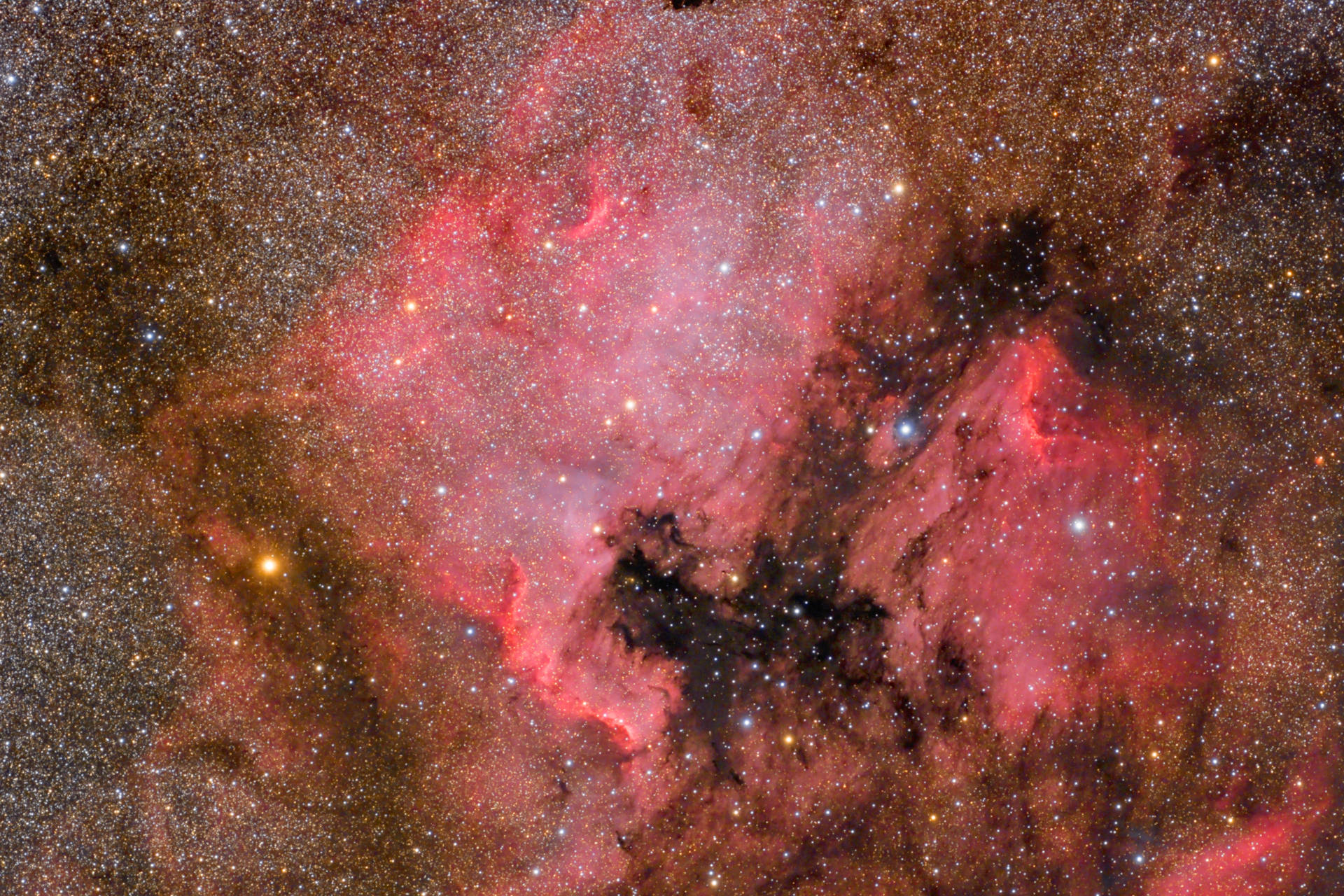 在深空中無數恆星之間發光的充滿活力的粉紅色和橙色星雲。 — 宇宙 壁紙