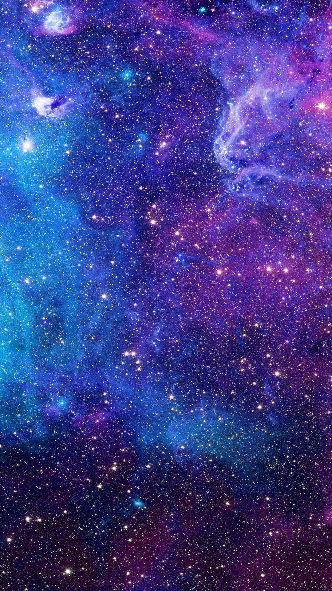 充滿活力的宇宙星雲，帶有旋轉的紫色和藍色雲彩以及閃爍的星星。 — 主題 壁紙