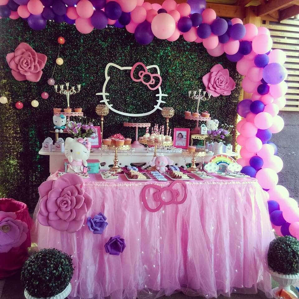 以Hello Kitty為主題的派對，配有粉紅色和紫色的裝飾及甜品桌。 — Hello Kitty 壁紙