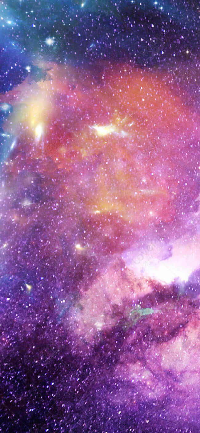  壁紙 — 一個充滿活力的宇宙星雲，在深藍色天空下的星場中，旋轉著紫色、粉紅色和金色的雲層。
