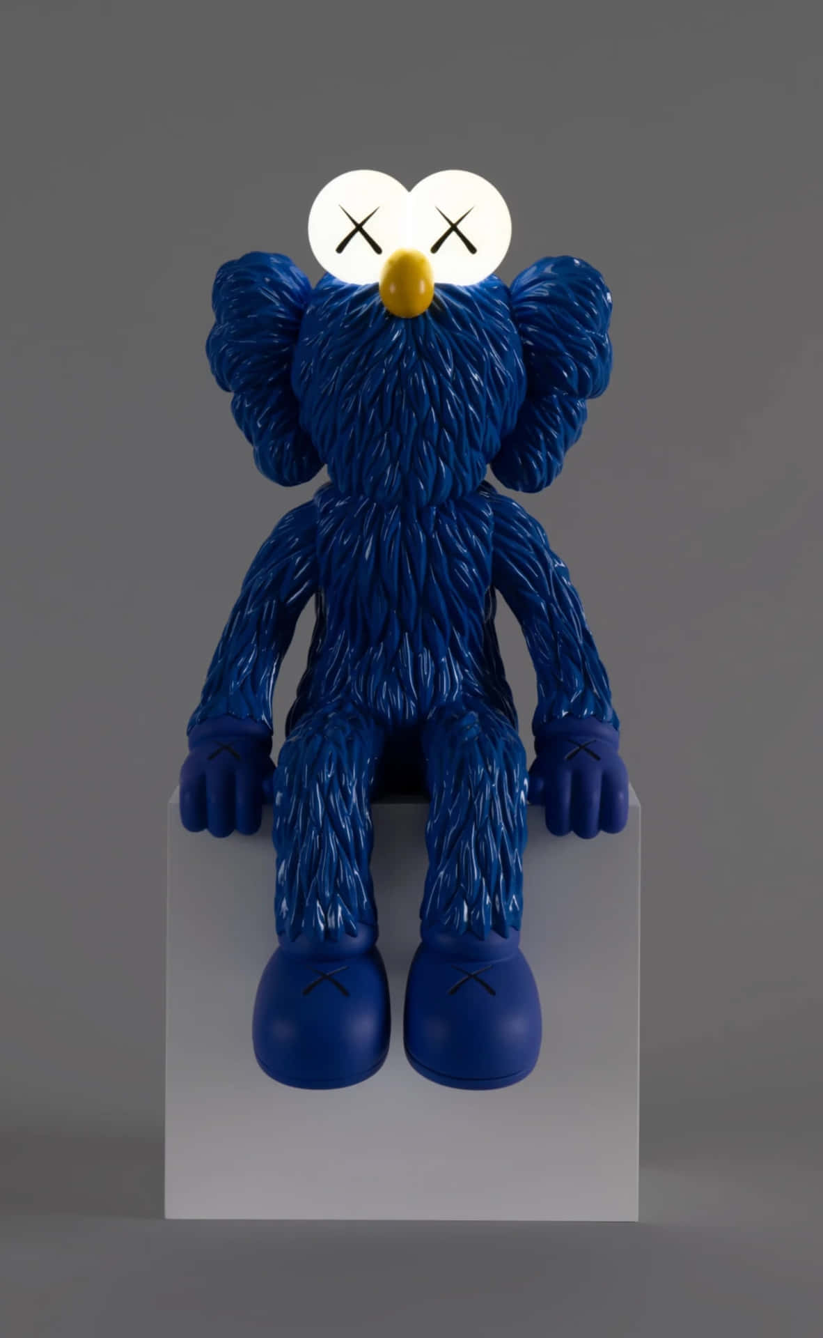  壁紙 — 一個光滑的藍色KAWS Companion雕塑，帶有發光的白色眼睛和黃色鼻子，坐在白色底座上，背景為灰色。