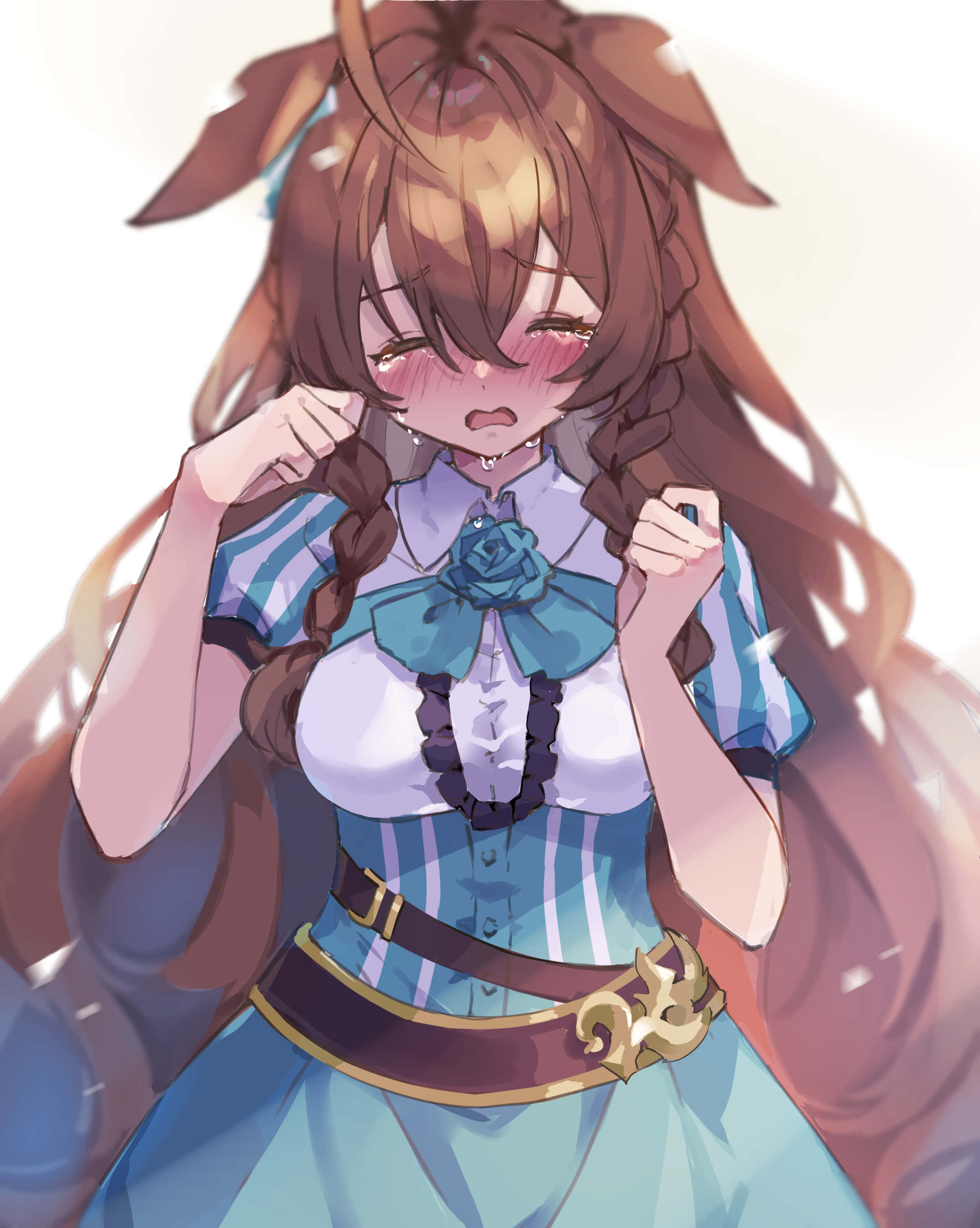 Whining 桌布 壁紙 — 一個臉紅的動漫女孩，長長的棕色辮子頭髮和藍色條紋連衣裙，害羞地低頭抓著辮子。