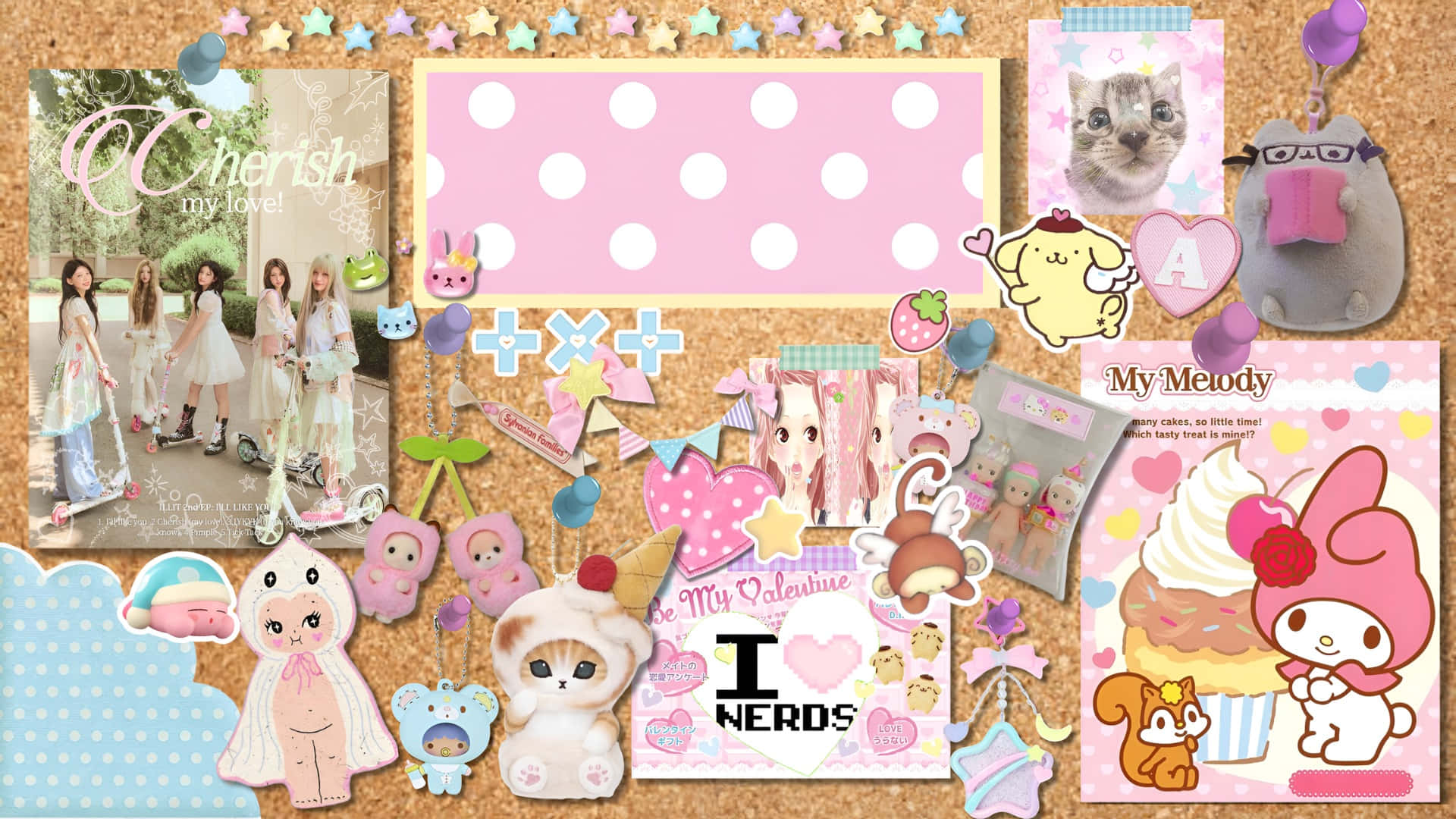  壁紙 — 一個軟木公告板拼貼畫，包含 Kawaii 貼紙、毛絨玩具和照片，以 My Melody、Pusheen 和動漫女孩為特色，採用粉彩粉紅色調。