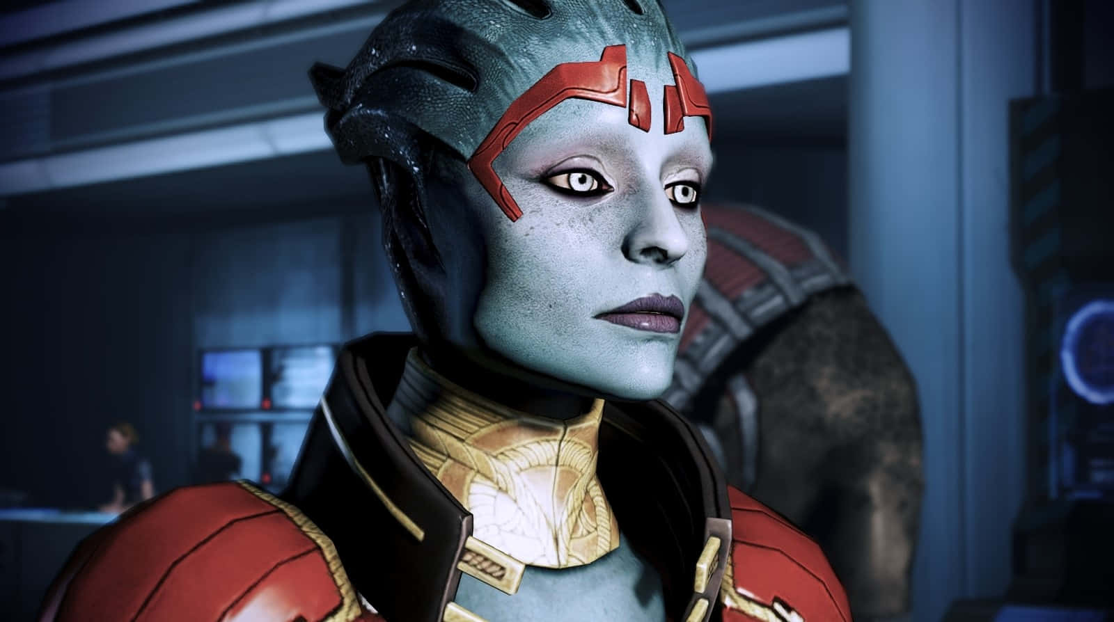 Mass Effect Samara 桌布 壁紙 — 一個藍皮膚的外星女人，臉上帶有紅色標記，身穿紅色和金色的裝甲服，在昏暗的未來房間裡專注地凝視。