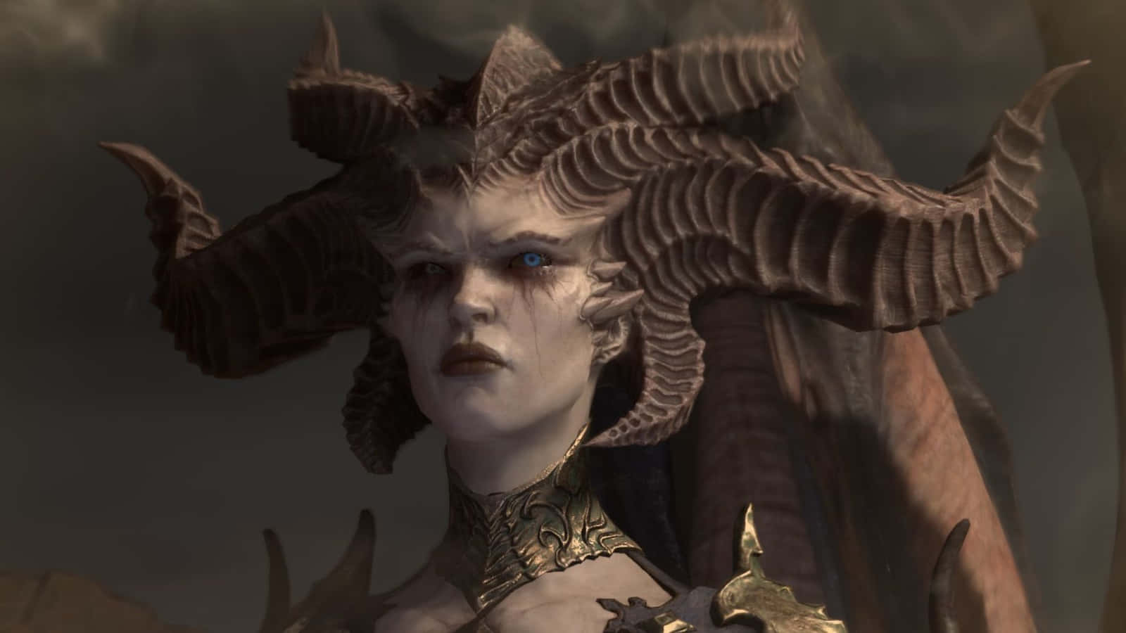  壁紙 — 一個帶有複雜角狀頭飾和發光藍色眼睛的惡魔女性形象，在黑暗暴風雨背景下強烈凝視。