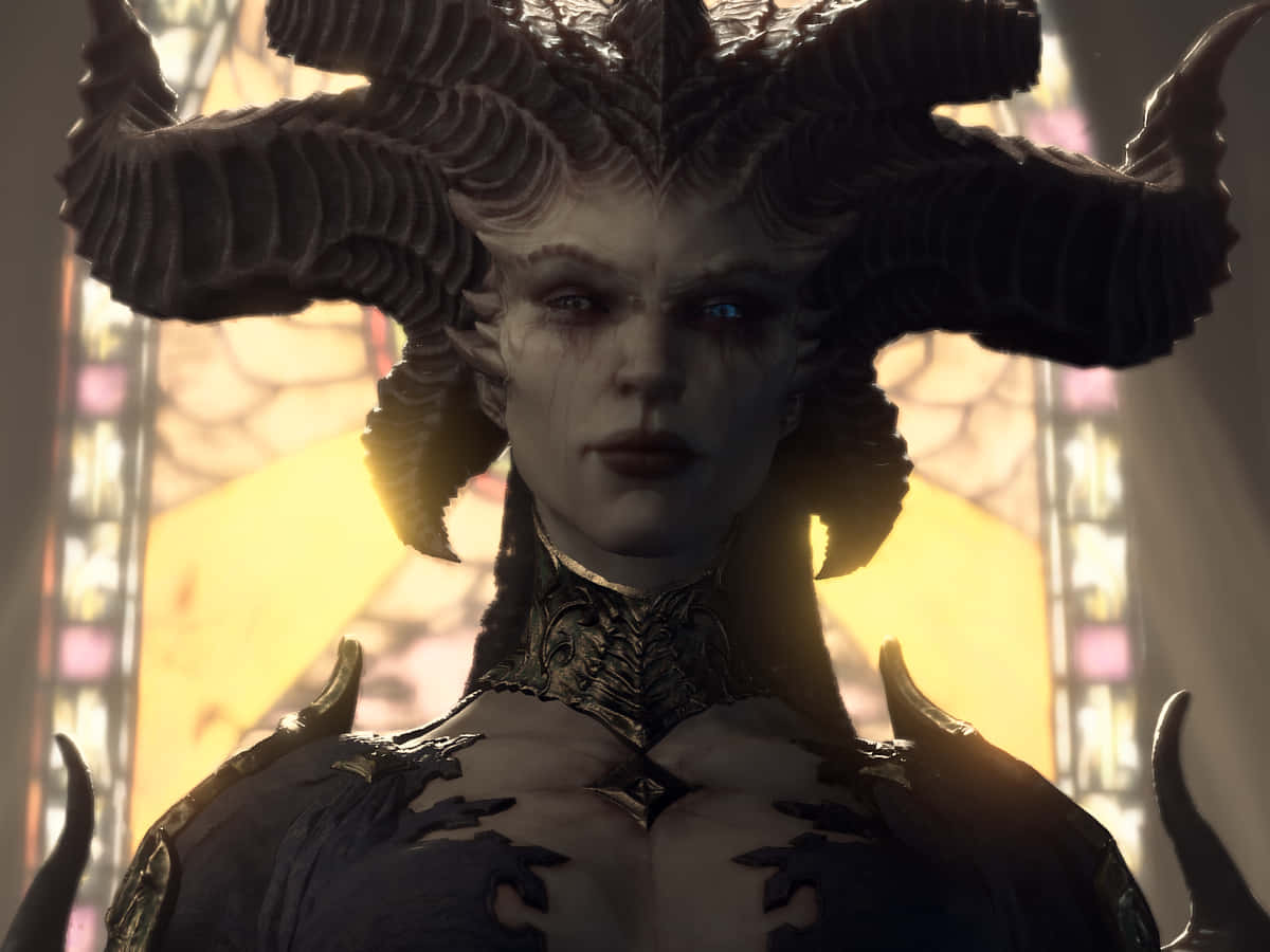  壁紙 — 一個帶有華麗角飾和發光藍色眼睛的惡魔女性形象，在彩色玻璃背光下強烈凝視。