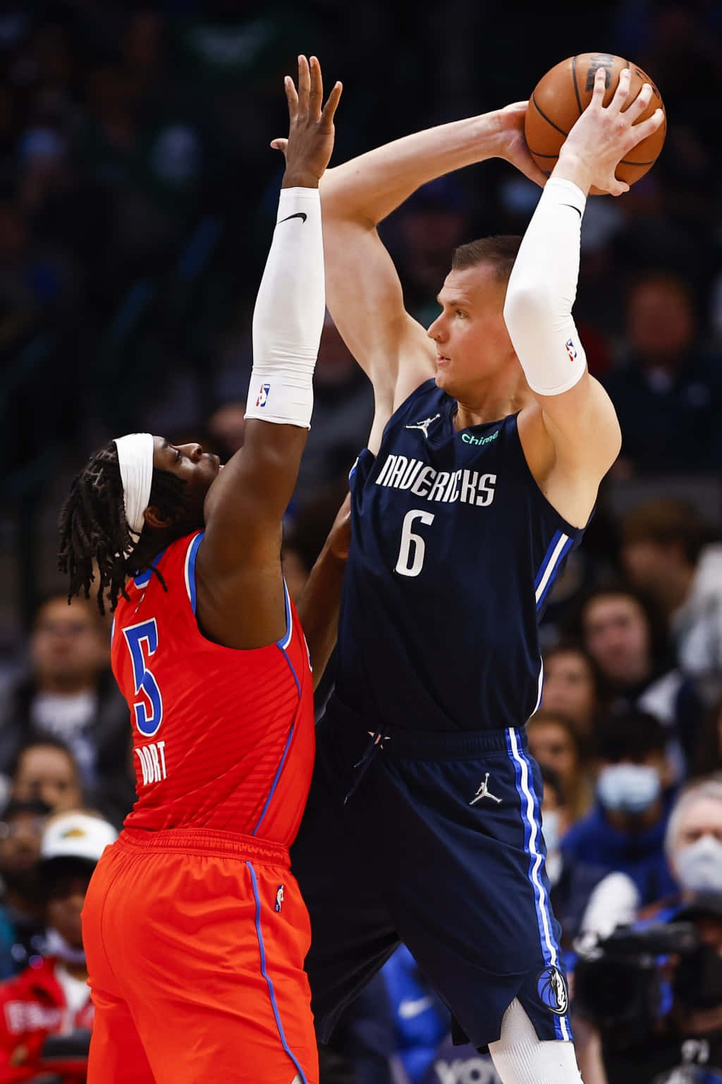 籃球運動員在場館內越過防守者投籃 — NBA 壁紙