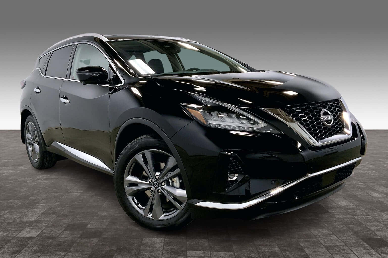 Nissan Murano 桌布 壁紙 — 一輛時尚的黑色日產Murano SUV在攝影棚燈光下，在方格地板上閃閃發光。