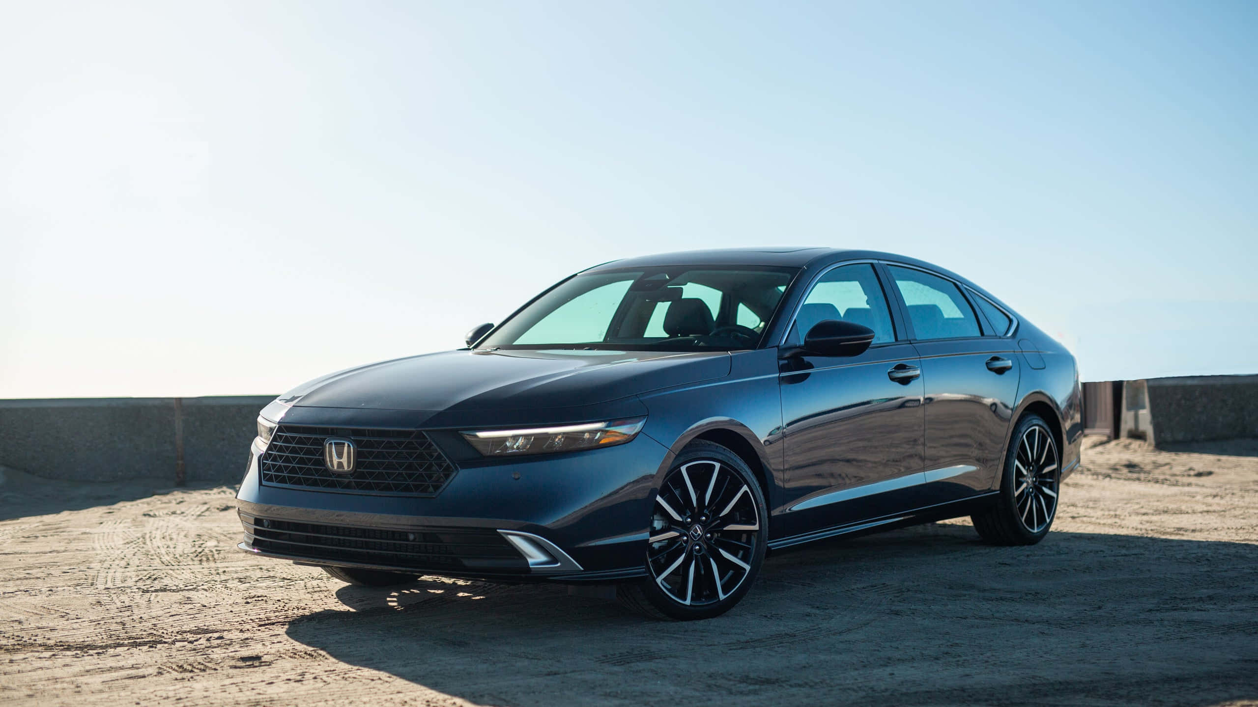 Honda Accord 桌布 壁紙 — 一輛時尚的深藍色本田轎車停放在沙地上，天空晴朗明亮。