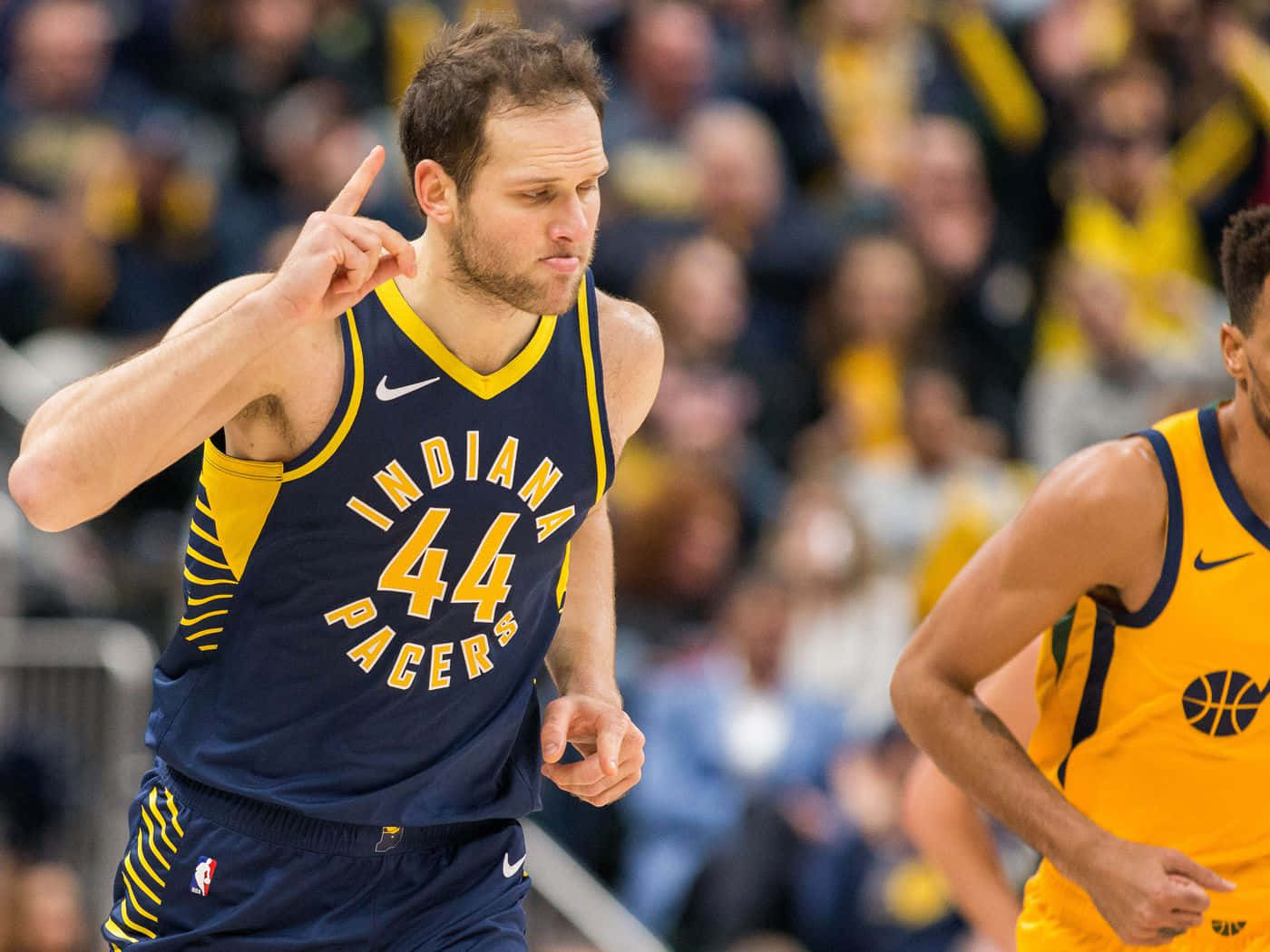 印第安納溜馬隊籃球運動員44號在比賽中做手勢。 — NBA 壁紙