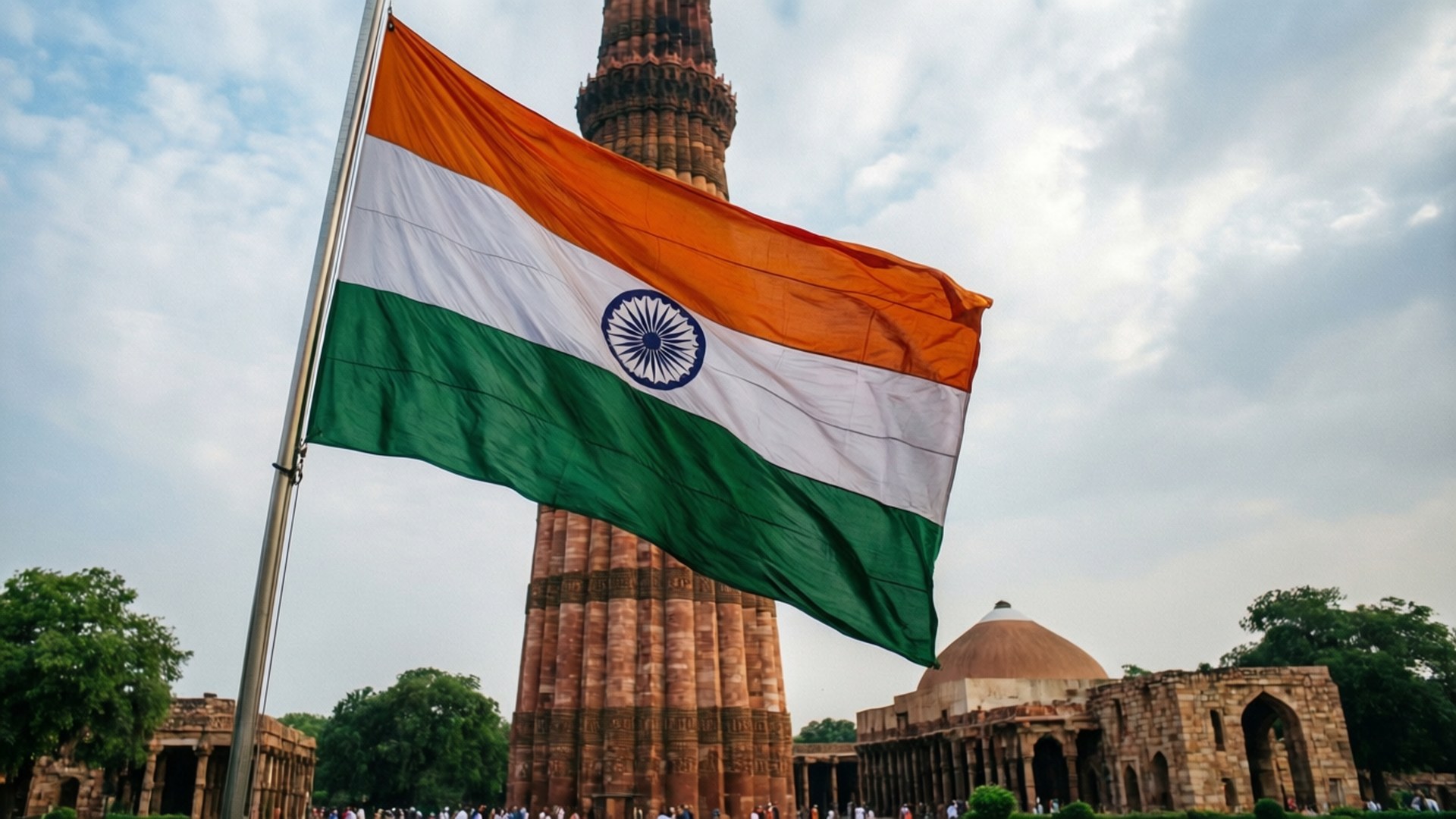 Flag at Qutub 壁紙 — 印度的三色旗在歷史悠久的古特卜塔前，在陰天天空下自豪地飄揚。