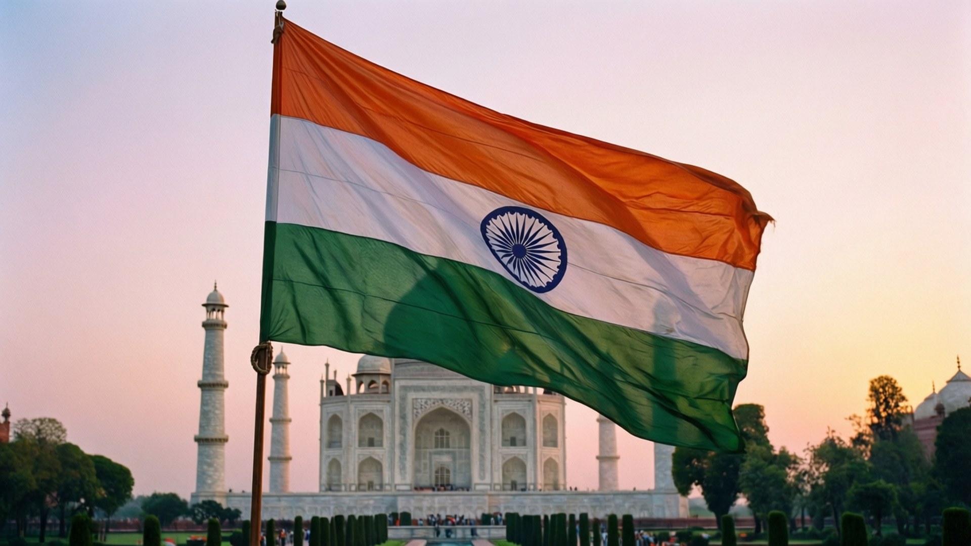 Indian Flag Taj Mahal 壁紙 — 印度三色旗在泰姬瑪哈陵前於柔和的金色夕陽中自豪地飄揚。