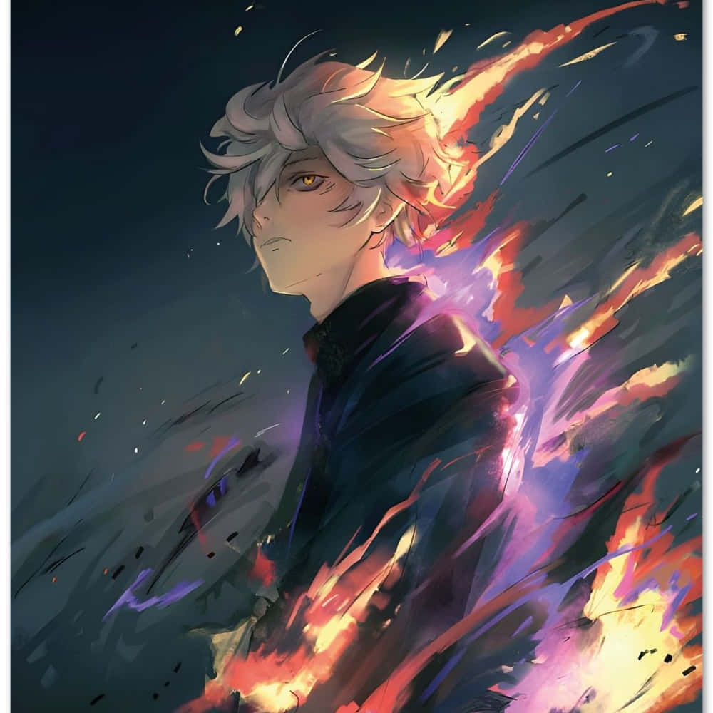  壁紙 — 一個銀髮金瞳的動漫男孩站在黑暗背景前，身後爆發著熾熱的橙色和紫色能量。