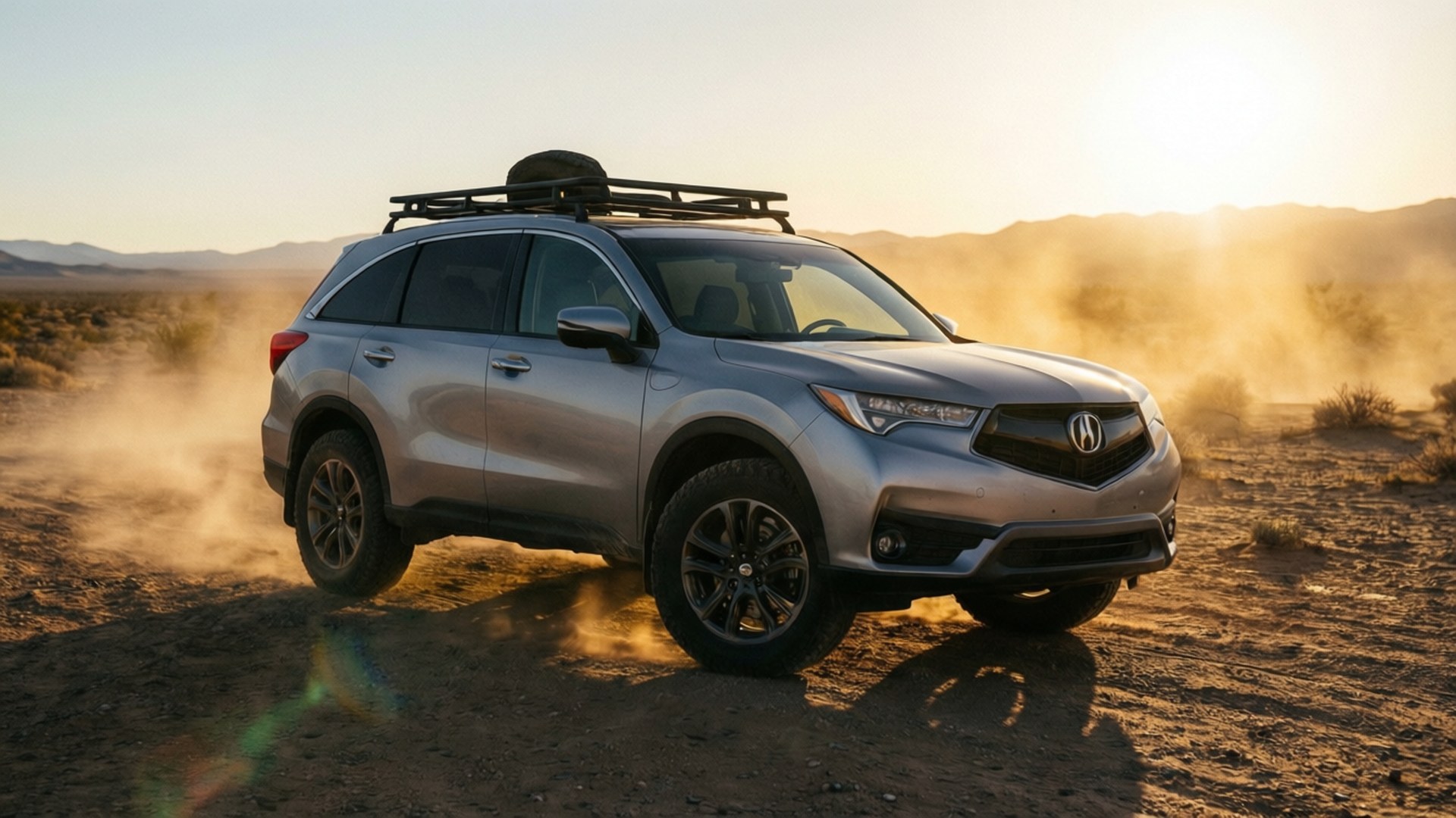 MDX Desert Dawn 壁紙 — 一輛銀色Acura SUV配備車頂架，在日落時分駛過沙漠，揚起灰塵。