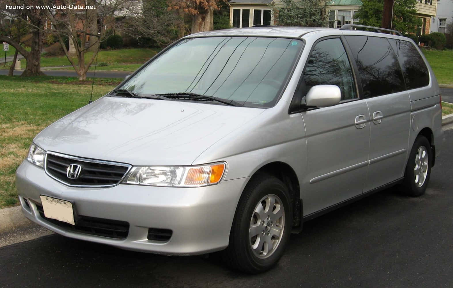 Honda Odyssey 桌布 壁紙 — 一輛銀色本田Odyssey小型貨車停放在住宅街道上，背景有房屋和樹木。