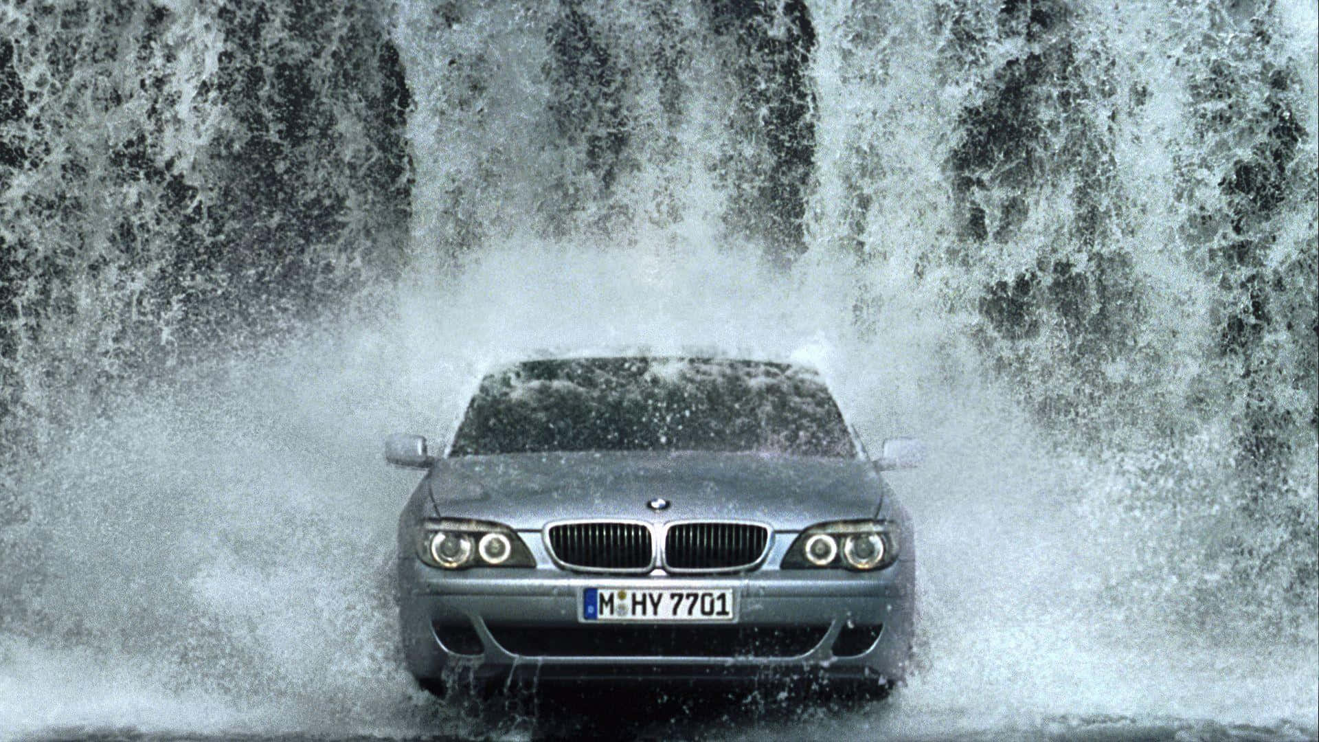銀色BMW轎車駛過瀑布，水花四濺。 — 洗車 壁紙