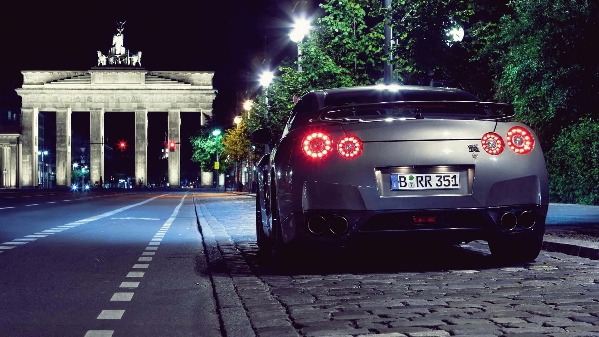 夜間停在柏林布蘭登堡門前的銀色日產GT-R。 — Gtr 桌面 壁紙