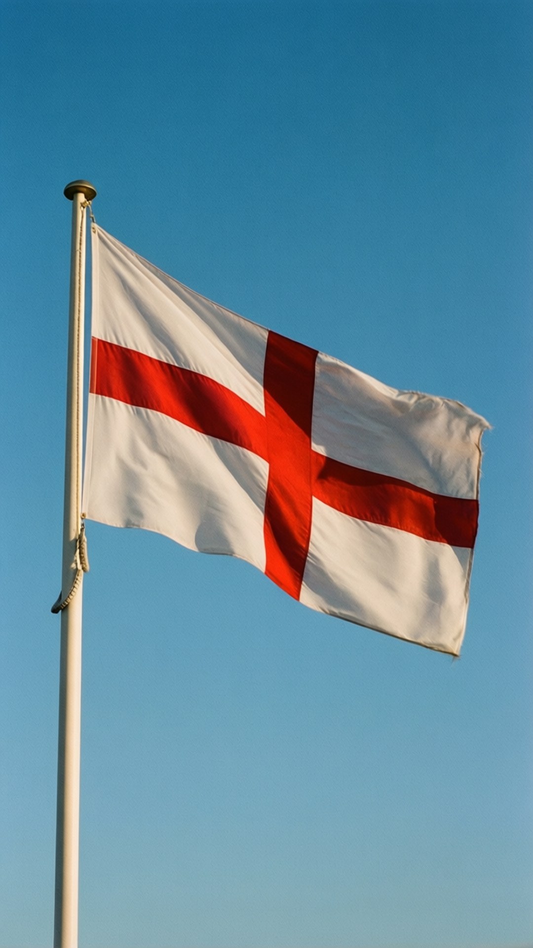 Waving England Flag 壁紙 — 英格蘭的聖喬治十字旗在旗桿上驕傲地飄揚，背景是清澈的藍天。