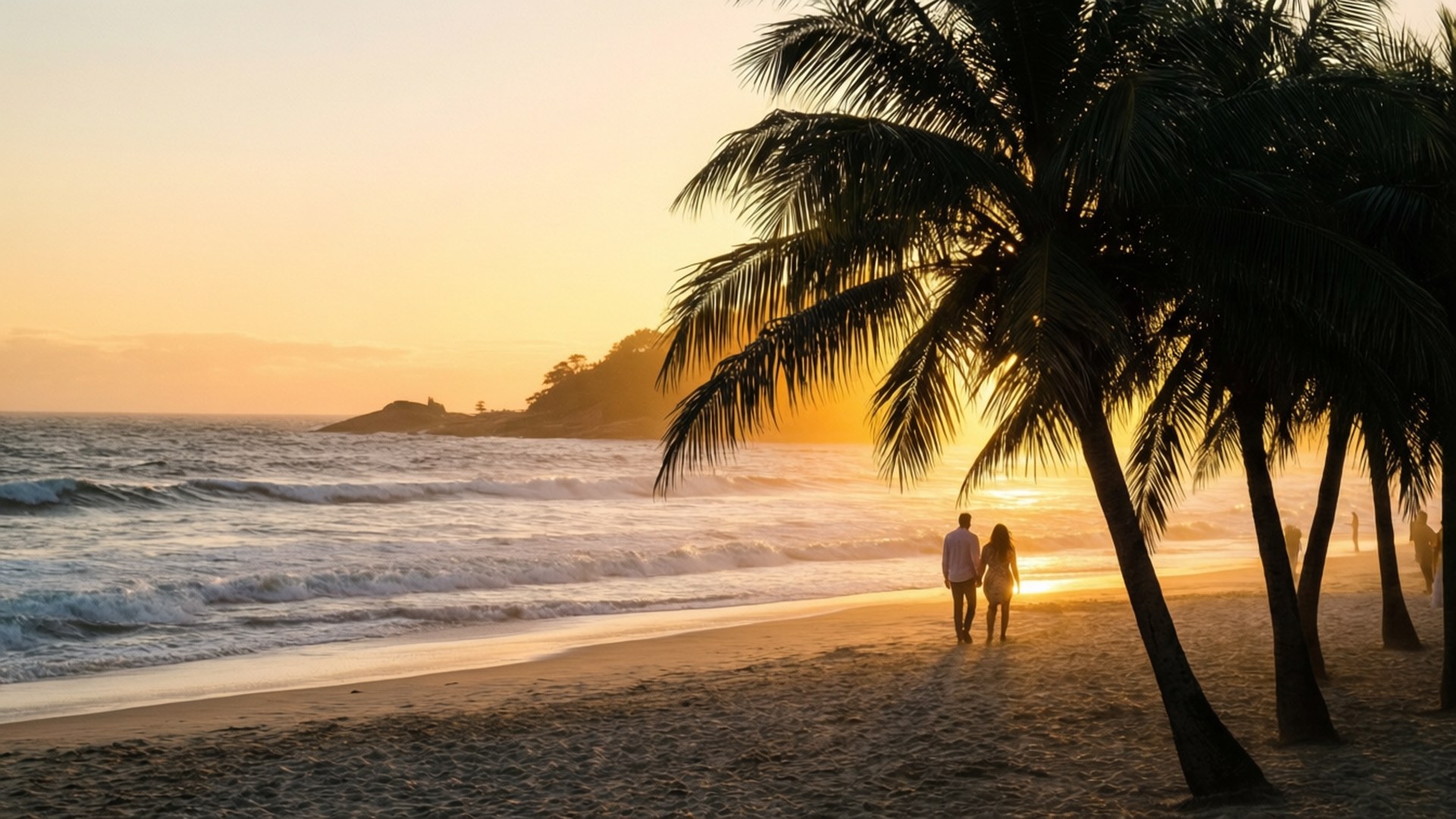 Recreio Beach Sunset 壁紙 — 一對情侶在金色日落時分沿著沙灘漫步，背景是棕櫚樹的剪影，附近有海浪拍打。
