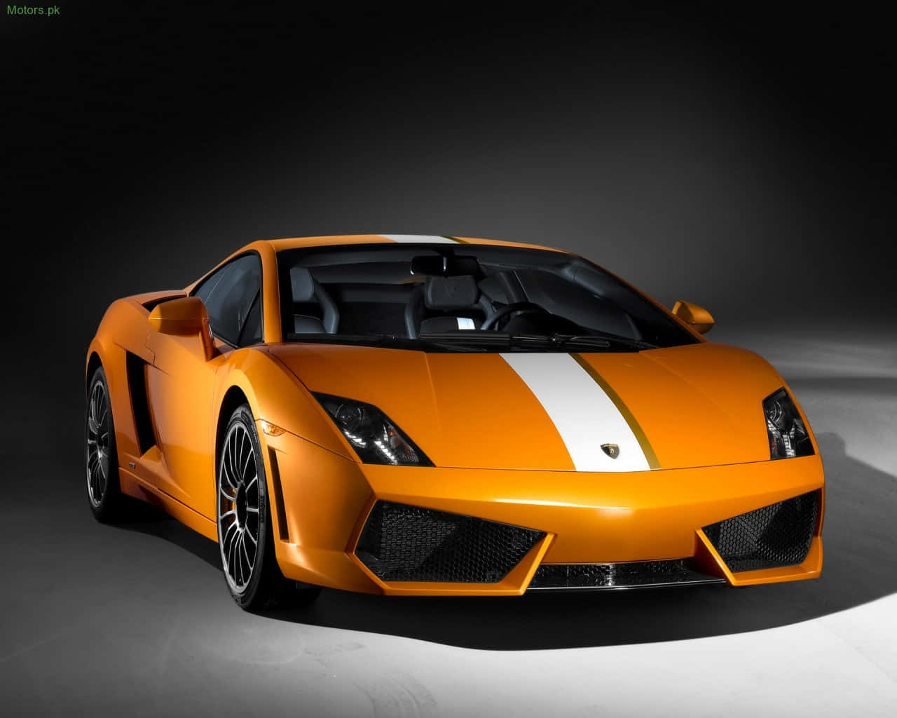 Lamborghini Gallardo 桌布 壁紙 — 一輛充滿活力的橙色藍寶堅尼Gallardo帶有白色賽車條紋，在深色漸變背景的攝影棚燈光下閃閃發光。