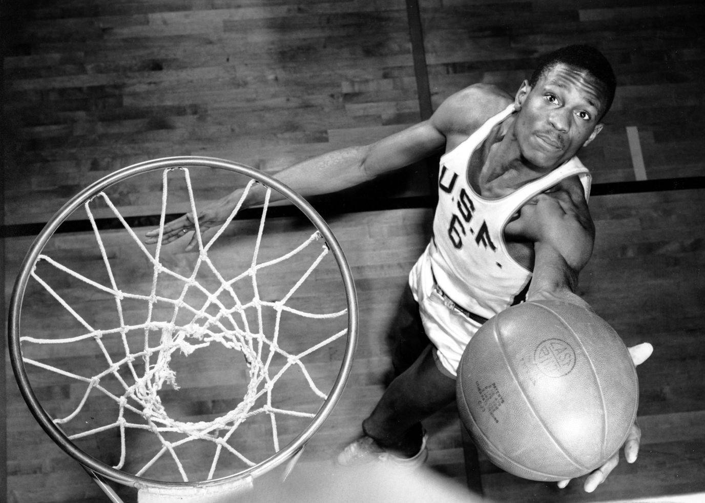 美國籃球運動員在比賽中準備灌籃。 — NBA 壁紙