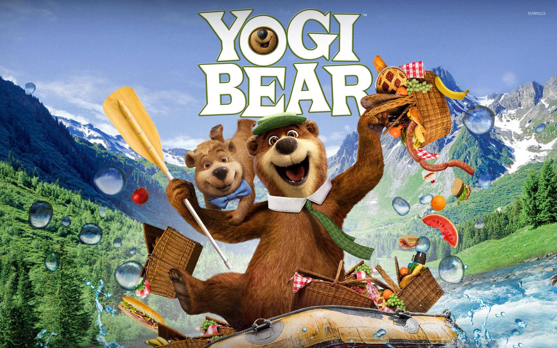 Yogi 桌布 壁紙 — Yogi Bear 和 Boo Boo 在晴朗的藍天下，在山間河流上開心地划著一艘裝滿食物的木筏。