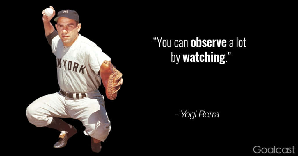 棒球名言 桌布 壁紙 — Yogi Berra 身穿紐約洋基隊制服，蹲在黑色背景前，手持棒球和手套的復古照片，附有引言。