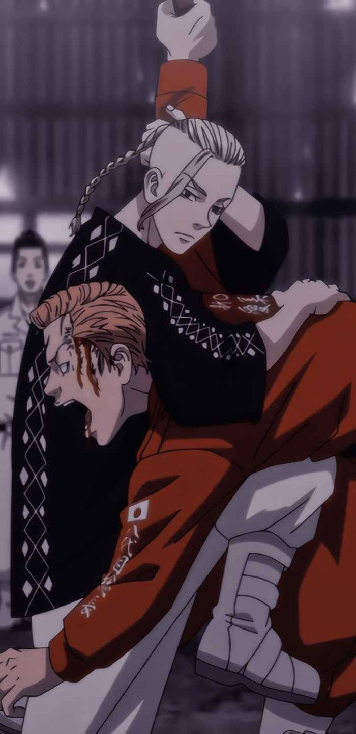 動漫角色以動態戰鬥姿勢呈現，其中一個角色舉起另一個角色。 — 東京卍复仇者 iPhone 壁紙 壁紙