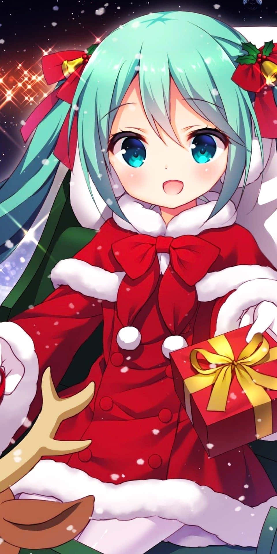  壁紙 — 擁有綠松色頭髮的動漫女孩，穿著喜慶的紅色聖誕老人服裝，在雪夜的星空下拿著禮物盒。