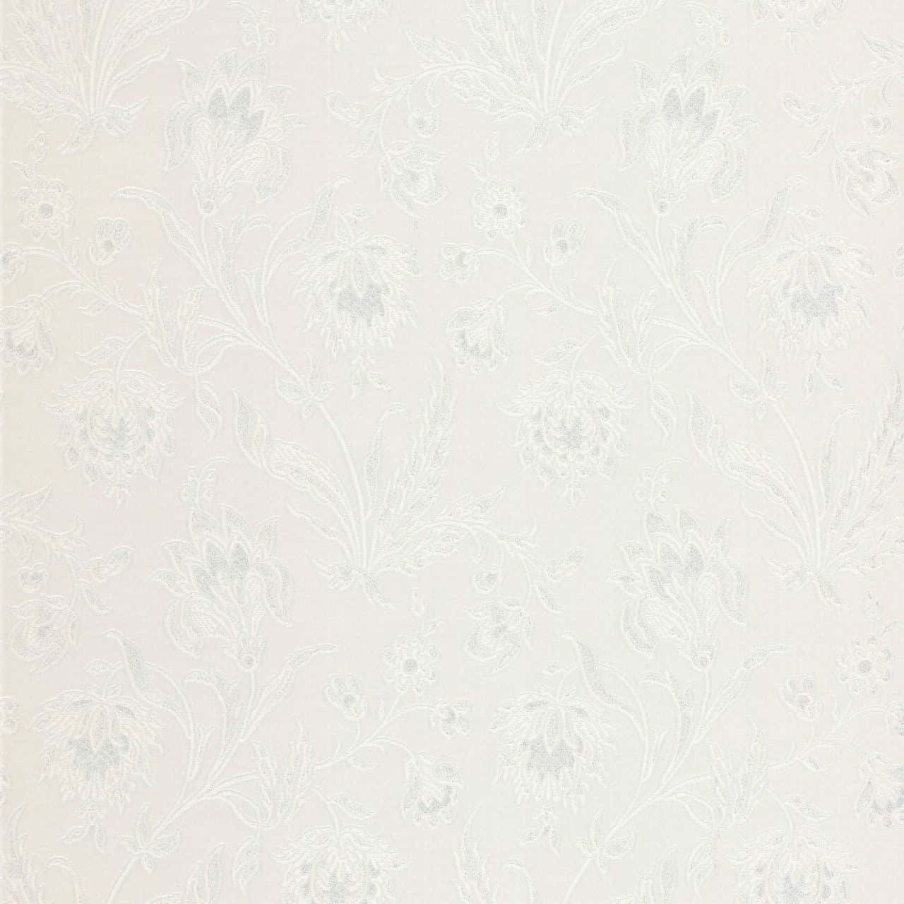 Ivory 桌布 壁紙 — 優雅白色壁紙，帶有細膩壓花藤蔓和花朵，營造精緻紋理圖案。
