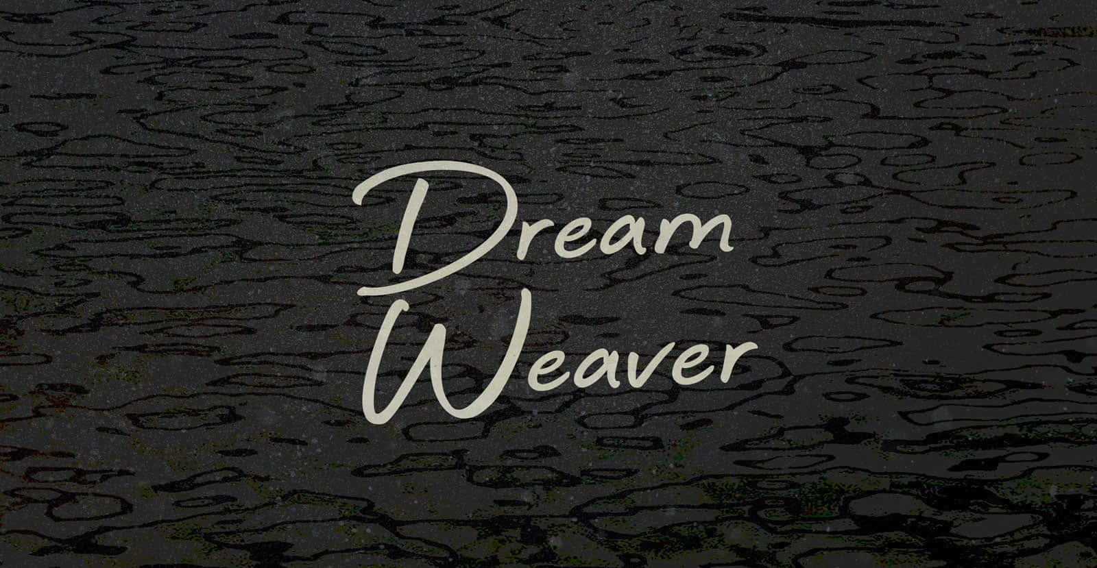  壁紙 — 優雅的草書文字 'Dream Weaver' 在一個像漣漪水波的深色紋理背景上柔和地發光。