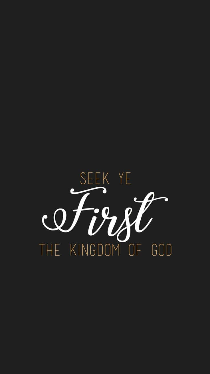 Kingdom Of God 桌布 壁紙 — 優雅的手寫文字在黑色背景上以白色和金色寫著「先求神的國」。