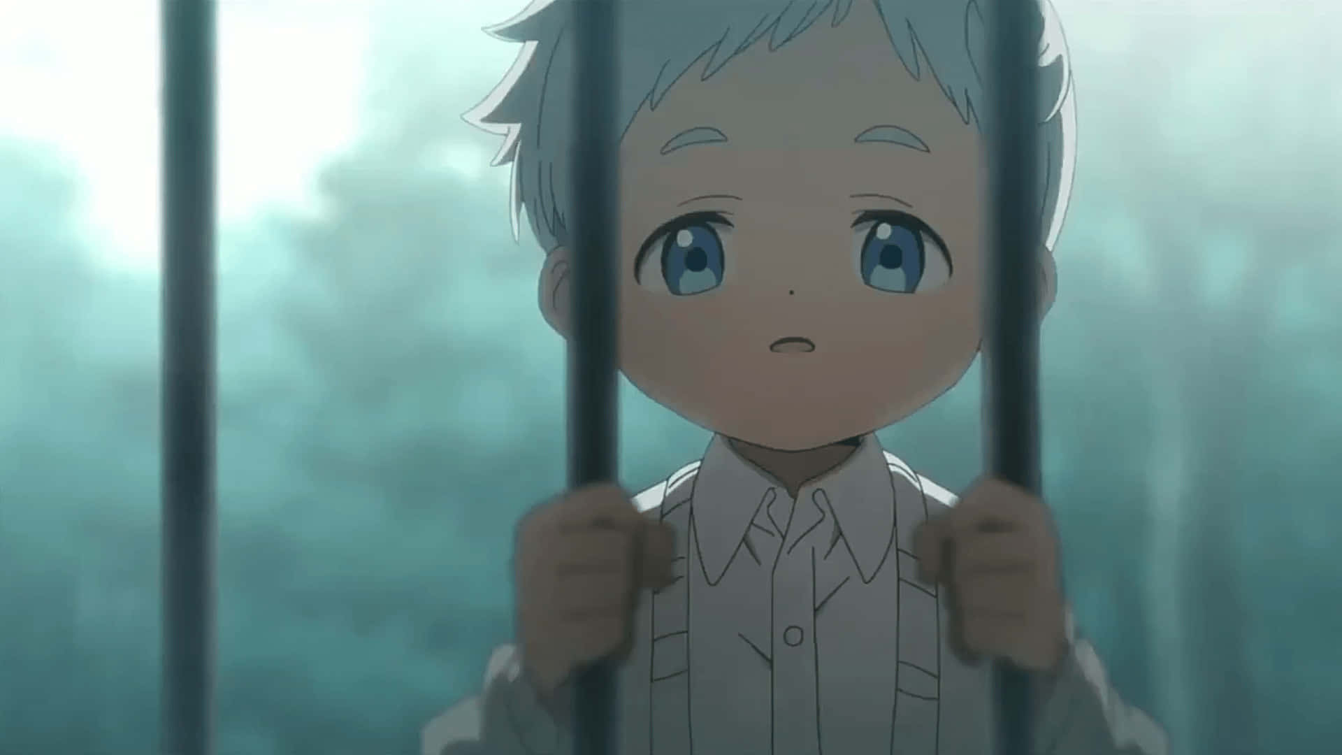 The Promised Neverland Norman 桌布 壁紙 — 一個藍眼睛的年輕動漫男孩抓緊監獄鐵欄，在迷霧般的青綠色背景下露出恐懼的表情。
