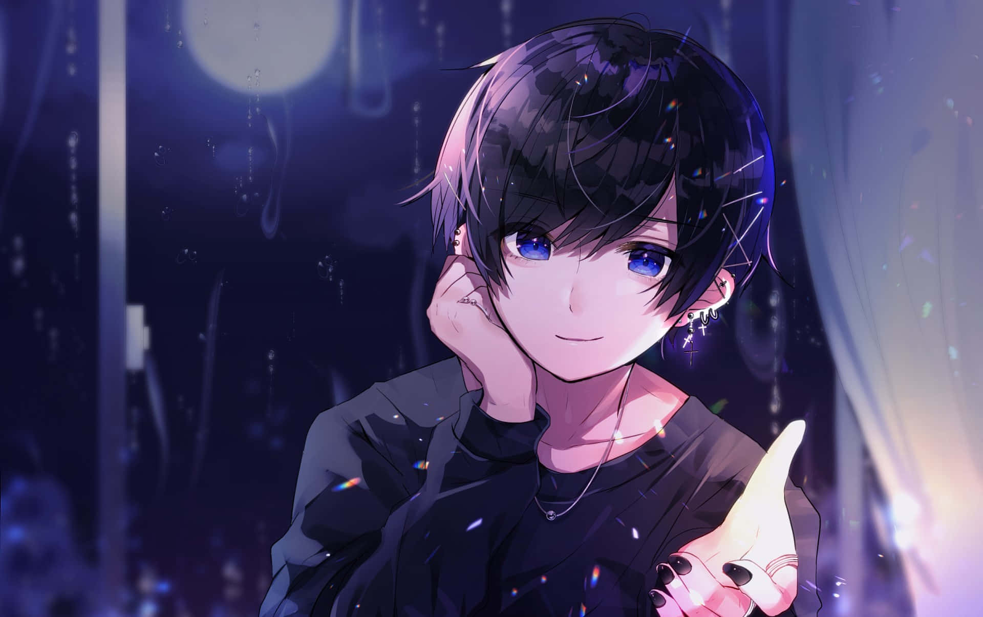  壁紙 — 一個年輕的動漫男孩，藍眼睛黑頭髮，在雨夜背景下溫柔地微笑，手持發光物體。