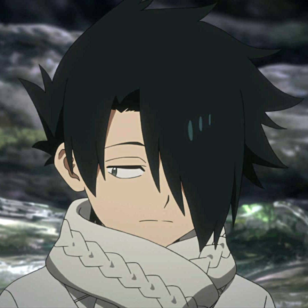 The Promised Neverland Ray 桌布 壁紙 — 一個年輕的動漫男孩，有著刺蝟般的黑髮和白色編織圍巾，在模糊的岩石背景下側視，表情嚴肅。