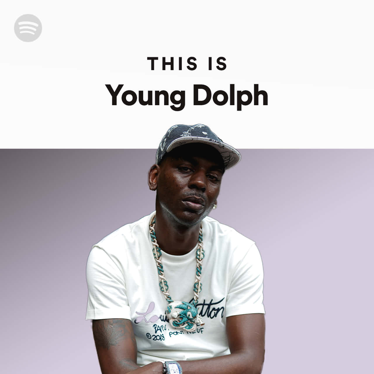 Young Dolph 桌布 壁紙 — Young Dolph 直視鏡頭，身穿白色T恤和圖案帽，背景是柔和的薰衣草色。