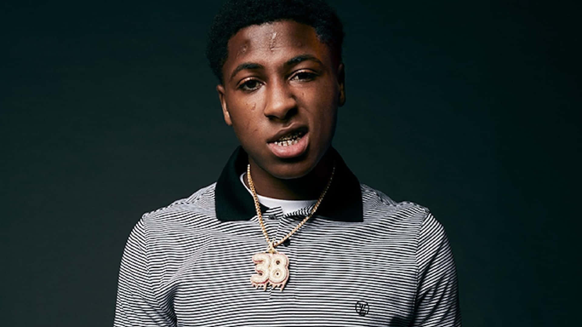 年輕男子穿著條紋襯衫，戴著帶有數字38吊墜的金鏈。 — NBA Youngboy 壁紙