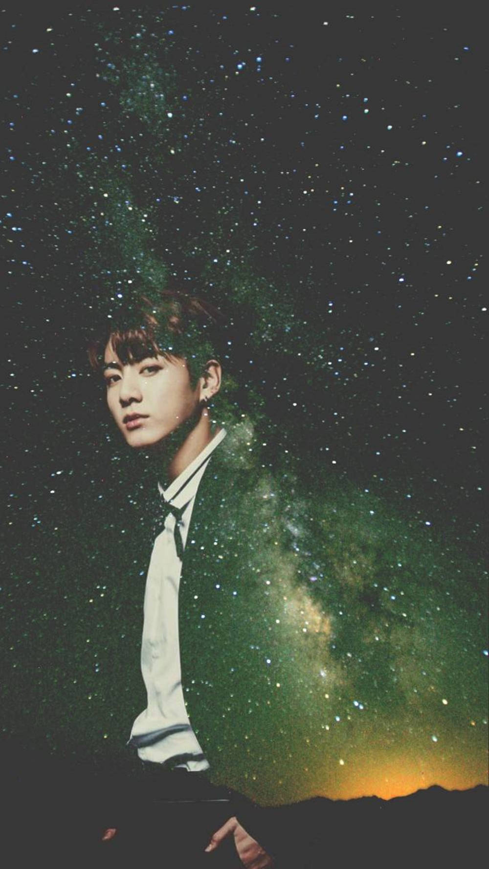 穿著正裝的年輕男子，背景是帶有綠色和橙色色調的星空夜空。 — Bts 壁紙