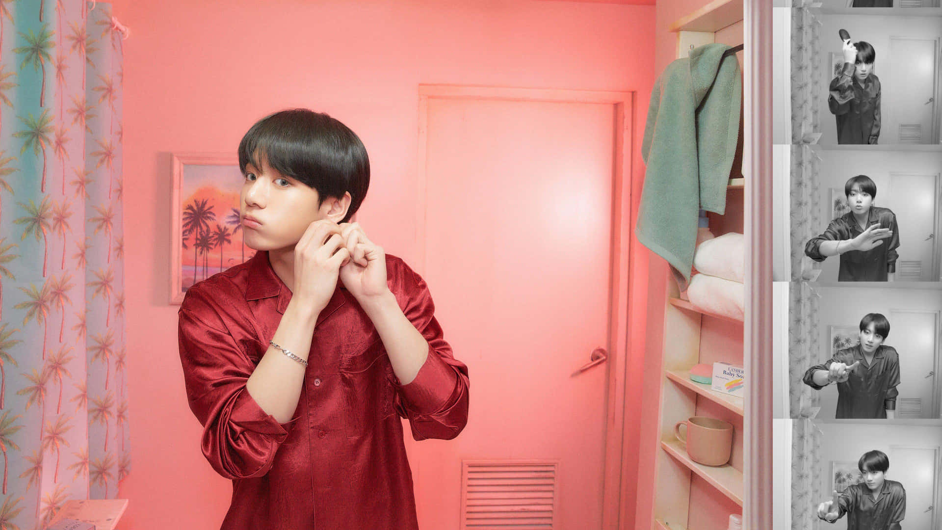 年輕男子身穿紅色緞面襯衫在粉紅色房間調整耳機。 — Jungkook 壁紙